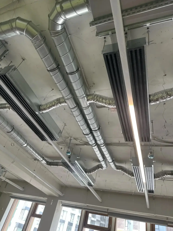 Щелевая вентиляционная решетка с перфорированными пластинами ЛЩР1